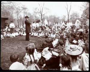 Gyerekek egy előadót néznek az Arbor Day-en a Tompkins Square Parkban, New Yorkban, 1904 (ezüst zselatin nyomat)